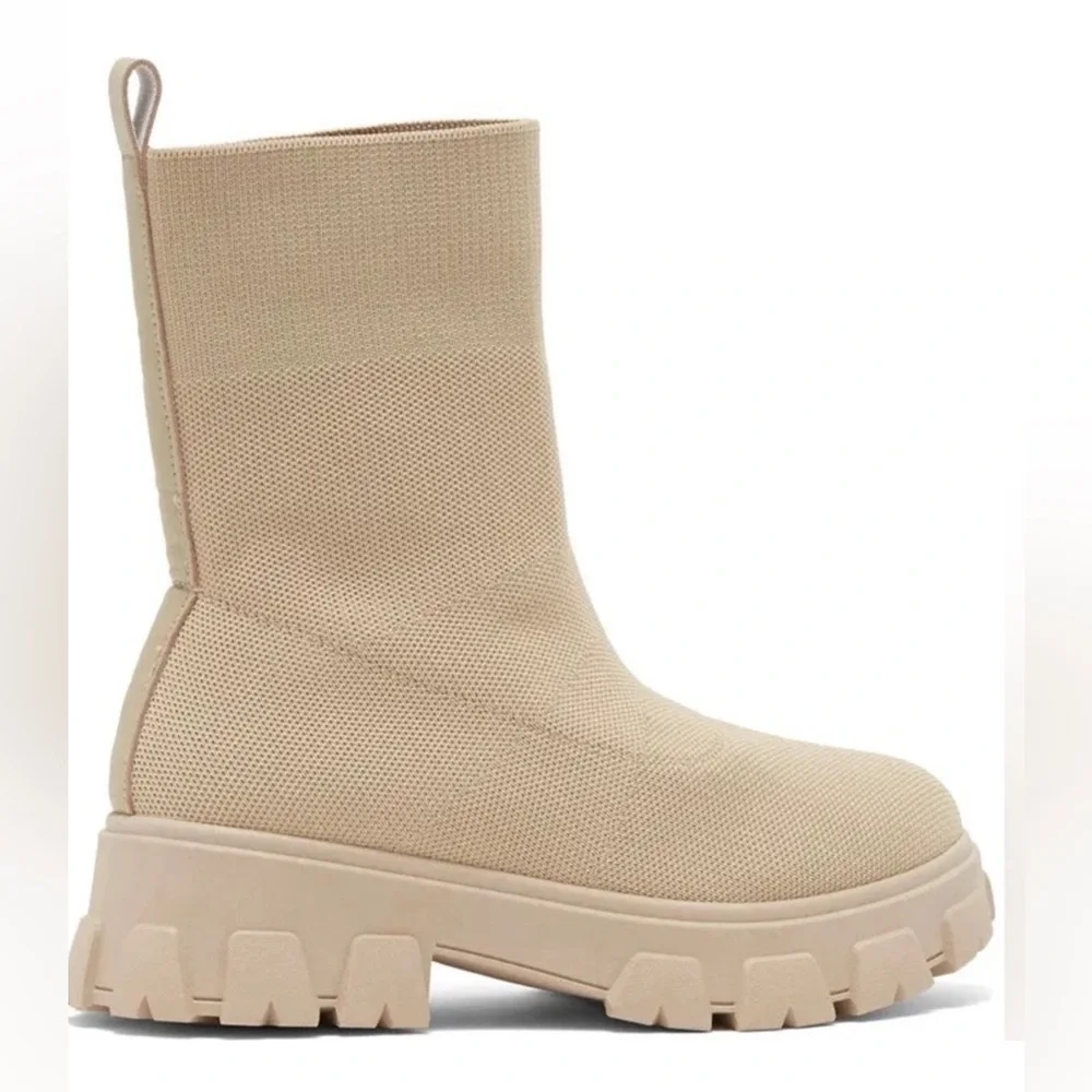 WILD DIVA LOUNGE Stretch Lug Sole Bootie 9 (best fit 8.5)